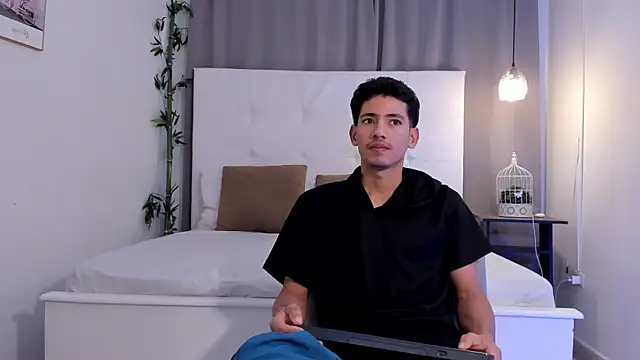 Snapshot of Alejo-and-Thiago chatting on 07/18/26, 12:20 Alejo-and-Thiago online show from 07/18/26, 12:20