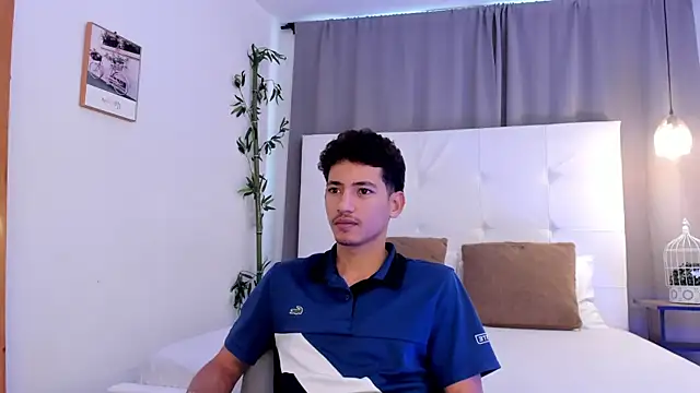 Snapshot of Alejo-and-Thiago chatting on 07/21/26, 12:29 Alejo-and-Thiago online show from 07/21/26, 12:29