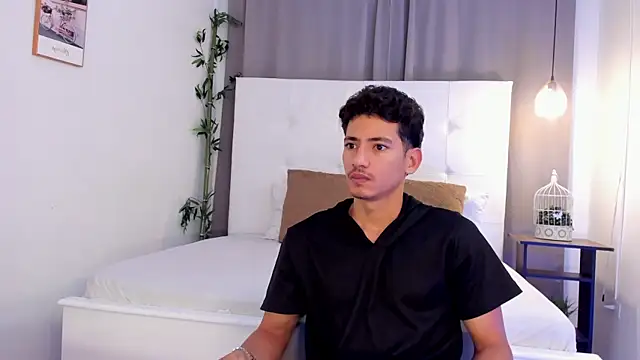 Snapshot of Alejo-and-Thiago chatting on 07/22/26, 12:30 Alejo-and-Thiago online show from 07/22/26, 12:30