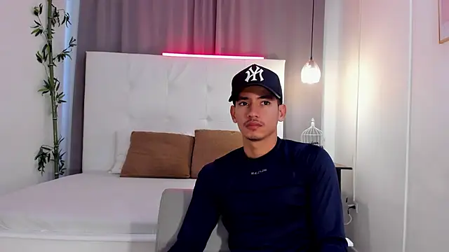 Snapshot of Alejo-and-Thiago chatting on 07/24/26, 12:25 Alejo-and-Thiago online show from 07/24/26, 12:25