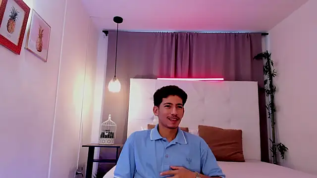 Snapshot of Alejo-and-Thiago chatting on 07/25/26, 12:14 Alejo-and-Thiago online show from 07/25/26, 12:14