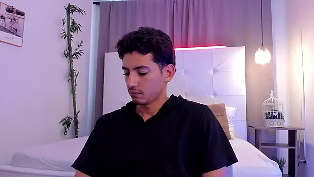 Snapshot of Alejo-and-Thiago chatting on 08/01/26, 12:26 Alejo-and-Thiago online show from 08/01/26, 12:26