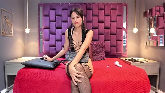 AlesiaLara online show from 06/01/26, 07:15