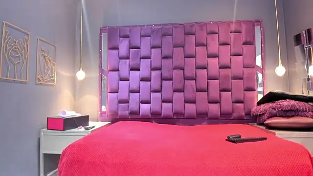 AlesiaLara online show from 06/25/26, 07:07