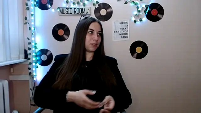 Cutie  Mia online show from 05/04/26, 11:28