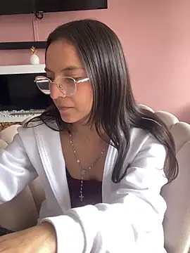 LucyPink  online show from 05/05/26, 06:49