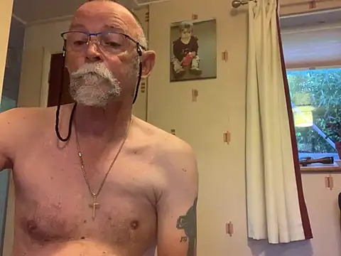 Snapshot of Moonraker64 chatting on 07/07/26, 04:37 Moonraker64 online show from 07/07/26, 04:37
