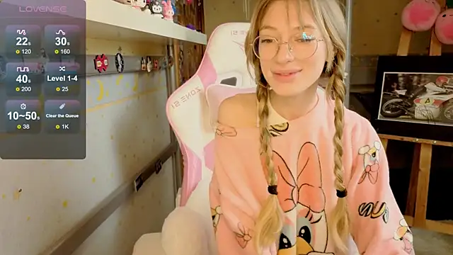 MiaMooonn online show from 06/18/26, 11:47