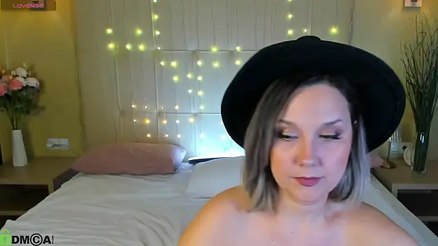 Nikki Mi1k online show from 05/17/26, 09:38