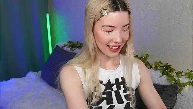 Snapshot of LindaThackerr chatting on 05/15/26, 04:19 LindaThackerr online show from 05/15/26, 04:19