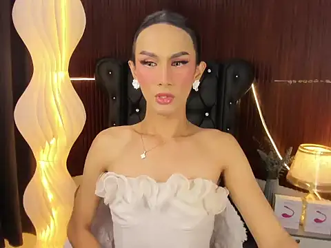 Estella Hilton online show from 06/11/26, 09:29