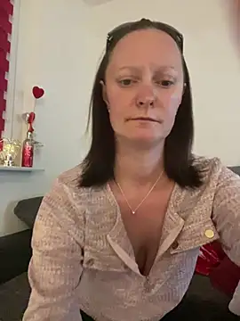 Snapshot of LindaLee90 chatting on 05/17/26, 10:50 LindaLee90 online show from 05/17/26, 10:50