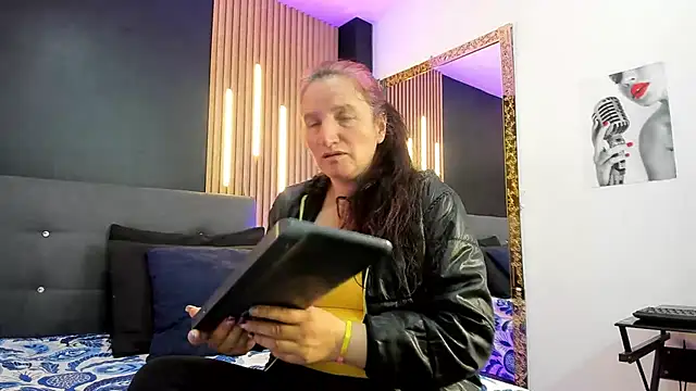 Snapshot of CloeMature chatting on 08/05/26, 02:36 CloeMature online show from 08/05/26, 02:36