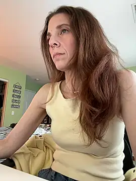 Snapshot of Raevyn chatting on 05/21/26, 04:14 Raevyn online show from 05/21/26, 04:14