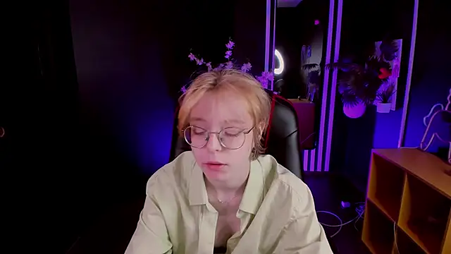 Snapshot of FoxxyyPolly chatting on 05/18/26, 05:35 FoxxyyPolly online show from 05/18/26, 05:35