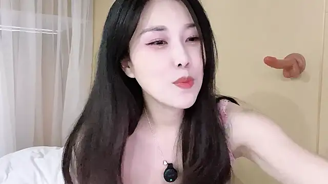 Snapshot of Emma_qiqi chatting on 05/22/26, 08:42 Emma qiqi online show from 05/22/26, 08:42
