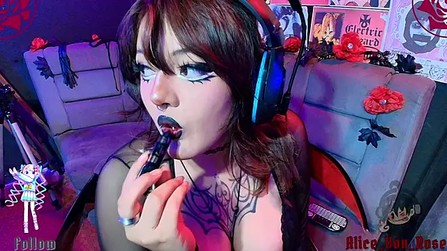 Snapshot of Alice_von_rose chatting on 06/27/26, 05:23 Alice von rose online show from 06/27/26, 05:23