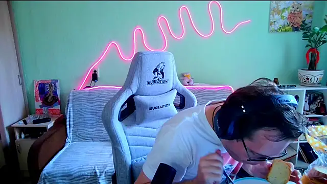 MeLanXolik online show from 05/13/26, 09:06
