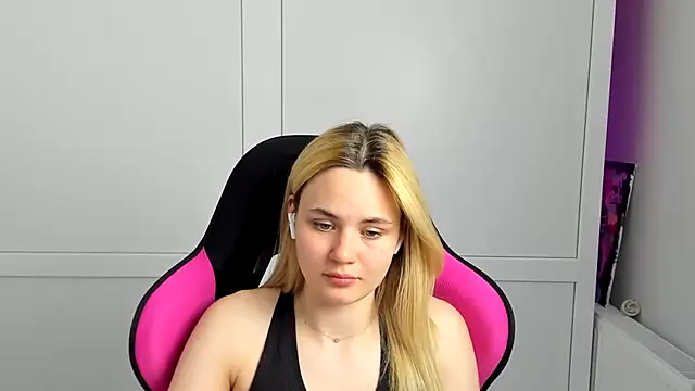 Emma starrs  online show from 05/26/26, 07:10