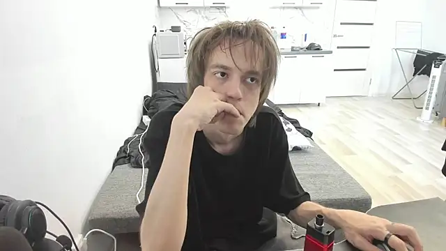 Snapshot of Nolan_Sagee chatting on 06/19/26, 10:19 Nolan Sagee online show from 06/19/26, 10:19