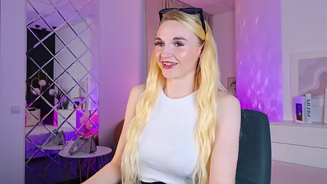 Snapshot of Mila__Lux chatting on 05/29/26, 08:29 Mila Lux online show from 05/29/26, 08:29