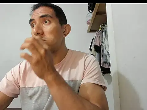 Snapshot of aquiles04 chatting on 05/22/26, 01:24 aquiles04 online show from 05/22/26, 01:24