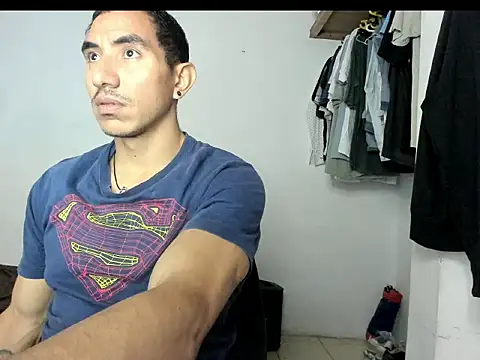 Snapshot of aquiles04 chatting on 05/29/26, 01:42 aquiles04 online show from 05/29/26, 01:42
