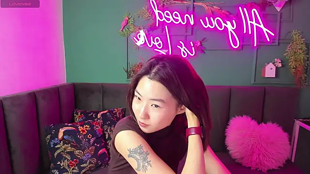 Snapshot of Runi_Asian chatting on 06/19/26, 01:21 Runi Asian online show from 06/19/26, 01:21