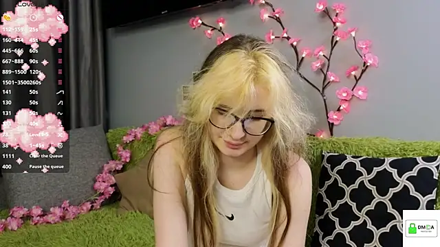 Snapshot of HellyCherry chatting on 07/04/26, 08:04 HellyCherry online show from 07/04/26, 08:04