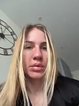 Snapshot of AnnaMist_ chatting on 05/25/26, 04:18 AnnaMist online show from 05/25/26, 04:18