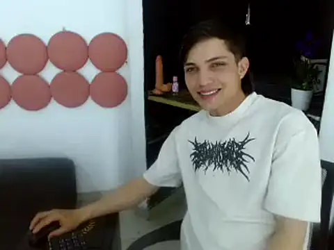 Snapshot of MaxxLouis chatting on 05/23/26, 12:09 MaxxLouis online show from 05/23/26, 12:09