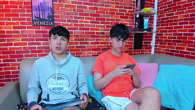 Snapshot of Hoot_boyss_ chatting on 05/31/26, 07:48 Hoot boyss online show from 05/31/26, 07:48