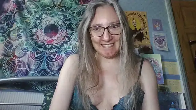 Snapshot of Izzylove47 chatting on 05/25/26, 01:06 Izzylove47 online show from 05/25/26, 01:06
