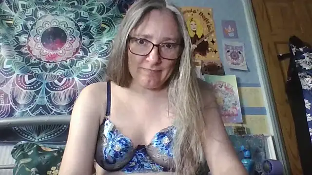 Snapshot of Izzylove47 chatting on 05/31/26, 12:12 Izzylove47 online show from 05/31/26, 12:12