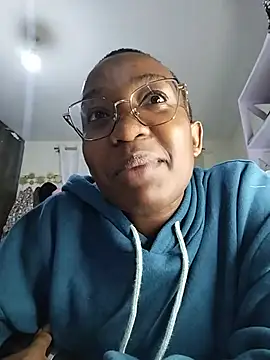 Snapshot of Miss-Temptasion chatting on 05/19/26, 04:24 Miss-Temptasion online show from 05/19/26, 04:24