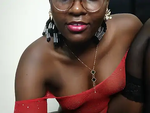 Snapshot of GoldenZuri chatting on 06/24/26, 01:04 GoldenZuri online show from 06/24/26, 01:04