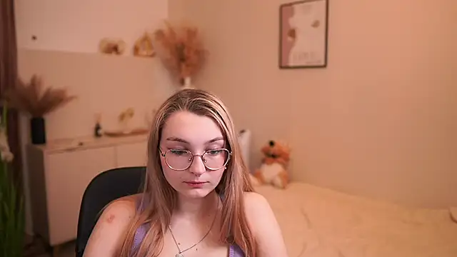 Snapshot of Sophielux18 chatting on 05/20/26, 01:17 Sophielux18 online show from 05/20/26, 01:17
