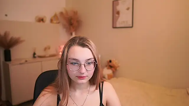 Snapshot of Sophielux18 chatting on 05/21/26, 01:18 Sophielux18 online show from 05/21/26, 01:18