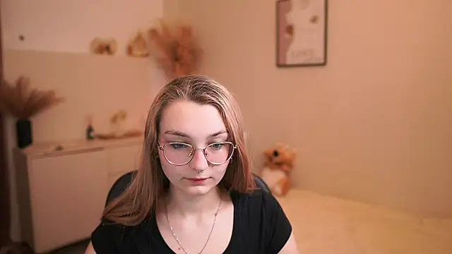 Snapshot of Sophielux18 chatting on 05/23/26, 12:31 Sophielux18 online show from 05/23/26, 12:31