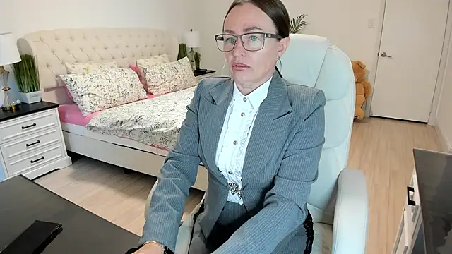 Snapshot of Vika73 chatting on 10/17/25, 12:30 Vika73 online show from 10/17/25, 12:30