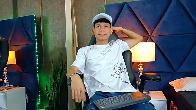 Snapshot of ThiagoFerrer_ chatting on 05/19/26, 04:30 ThiagoFerrer online show from 05/19/26, 04:30