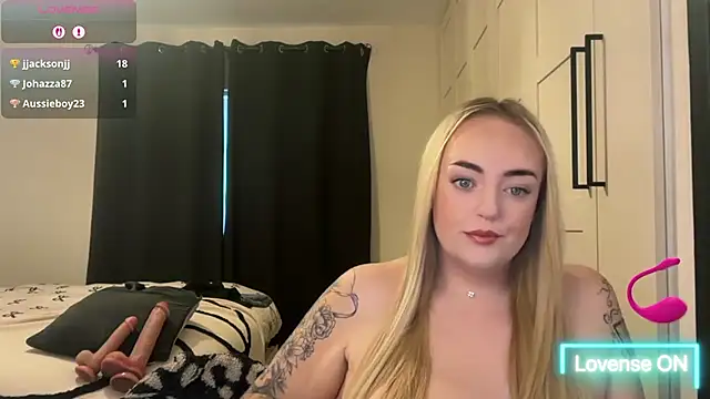 Snapshot of CurvyWetWife chatting on 05/19/26, 06:42 CurvyWetWife online show from 05/19/26, 06:42