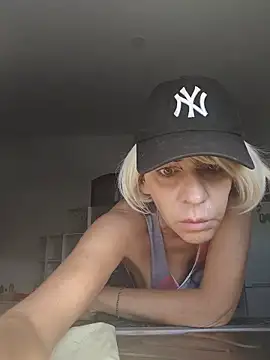 Snapshot of MartinaX_X chatting on 05/18/26, 08:42 MartinaX X online show from 05/18/26, 08:42