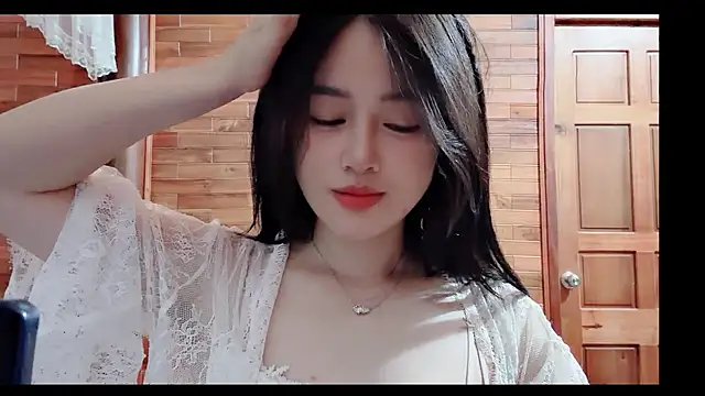Snapshot of Bee-Cherry chatting on 06/17/26, 01:30 Bee-Cherry online show from 06/17/26, 01:30