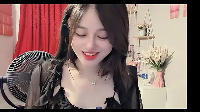 Snapshot of Bee-Cherry chatting on 06/23/26, 06:11 Bee-Cherry online show from 06/23/26, 06:11