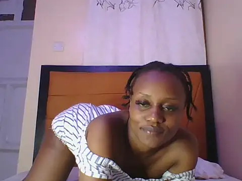 Snapshot of Ellaa_doll chatting on 06/17/26, 10:32 Ellaa doll online show from 06/17/26, 10:32