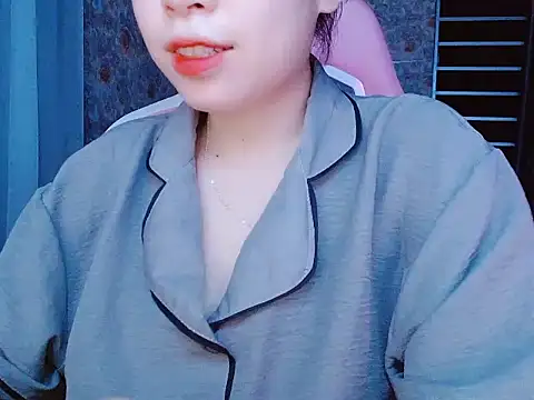 Snapshot of Julie_Ulie chatting on 05/27/26, 02:25 Julie Ulie online show from 05/27/26, 02:25