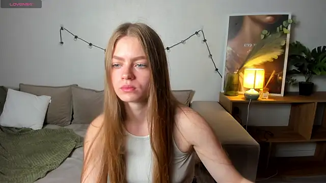 Snapshot of HoneyEmilly chatting on 05/21/26, 06:42 HoneyEmilly online show from 05/21/26, 06:42