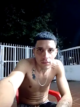 Snapshot of boy_max_latin chatting on 07/15/26, 01:33 boy max latin online show from 07/15/26, 01:33