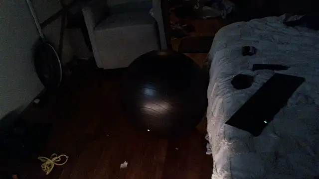 Snapshot of Clevername90 chatting on 12/19/25, 09:27 Clevername90 online show from 12/19/25, 09:27